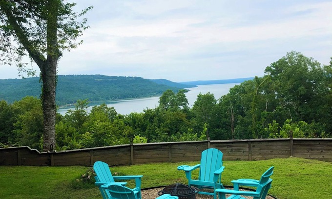 Quitman Cabina | Charming Lakehouse overlooking Greers Ferry Lake