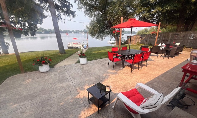 Lindenhurst Casa | Charming Lakehouse with 4-bedrooms and fitness room.