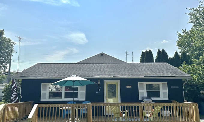 Culver Casa | Charming Lakehouse with huge yard - downtown Culver!