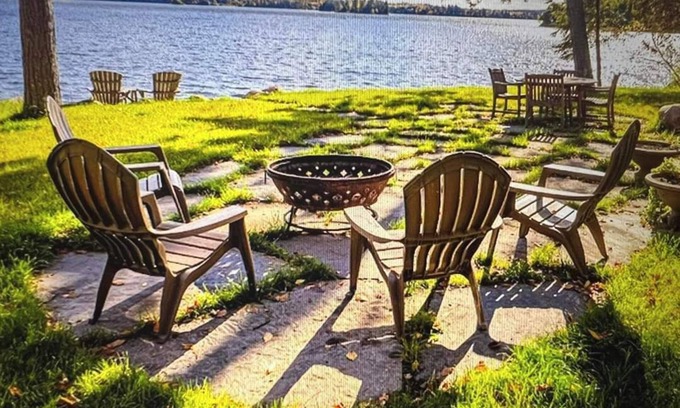 Ely Cabaña | Charming lakeshore cottage in Ely. The perfect family or couples getaway.