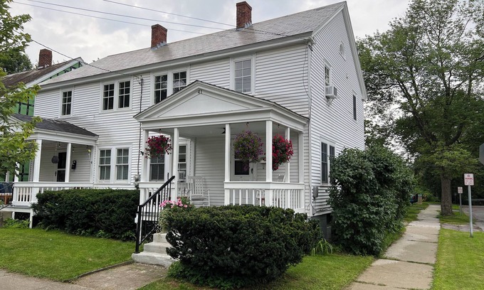 South End Casa | Charming Lakeside Beach House, three bedrooms in fabulous Burlington
