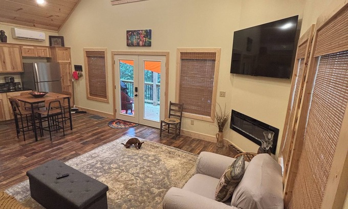 Eagle Rock Cabaña | CHARMING Lakeside Cottage