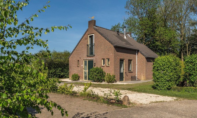 Ewijk Villa | Encantadora escapada junto al lago con comodidad moderna y vistas al agua impresionantes. Perfecta para un retiro pacífico o una escapada romántica.