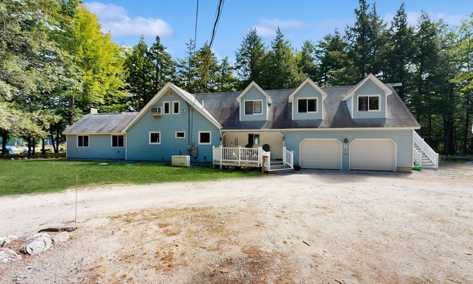 Bridgton Casa | Charming lakeside home near skiing w/ shared pool, tennis courts, & washer/dryer