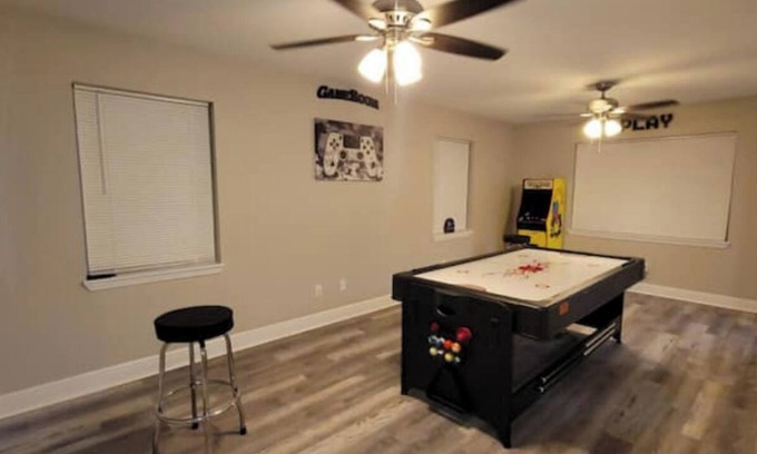 Lakeview Casa | Charming Lakeview 3-bedroom townhome w King bed in New Orleans w/ gameroom, WIFI