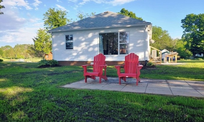 Rideau Lakes Cabaña | Charming Lakeview Cottage on Waterfront -2 bedroom in Marvelous Westport Ontario