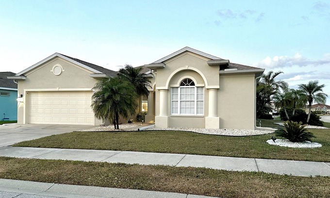 Woodmere Lakes Casa | Charming Lakeview Home, Heated Saltwater Pool, WiFi, AC, All Brand New Furniture