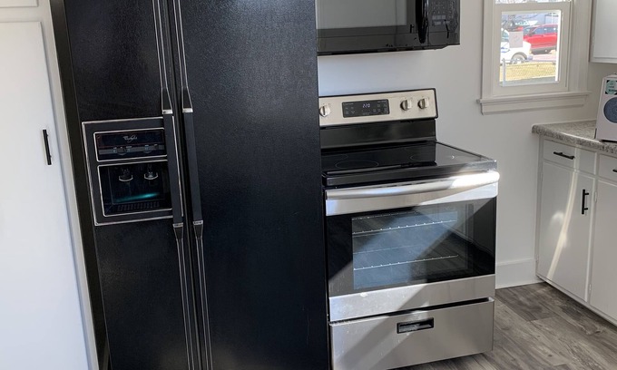 Marion Apartamento | Charming, large 2 bedroom family-friendly unit within blocks of downtown Marion.