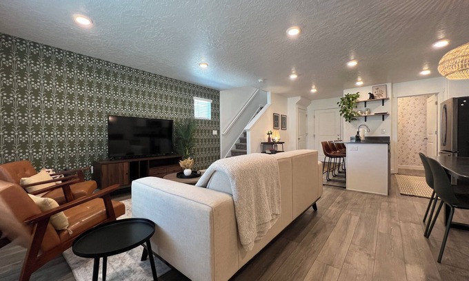 Layton Casa | Charming Layton Townhome. Cozy home near Hill AFB, Lagoon & Snow Basin.