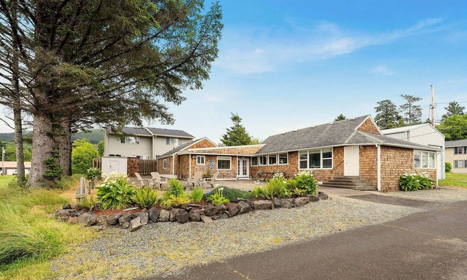 Rockaway Beach Casa | Charming, lg beach home 5 blocks to sand/town, HOT TUB, firepit,TV.Dog ok.