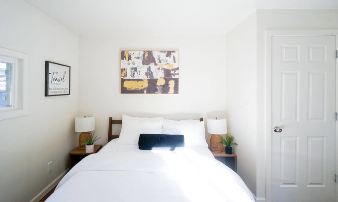 South Beacon Hill Cabaña | Charming light-filled cottage near airport and DT