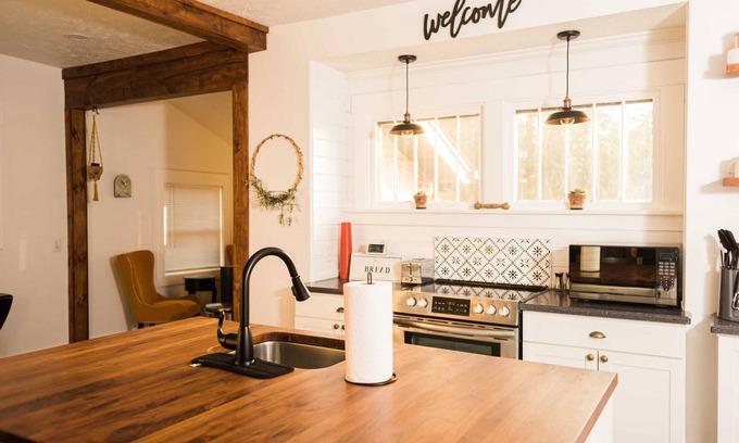 Lincoln Casa | Charming Lincoln Gem: Sleeps 10, perfect for families!