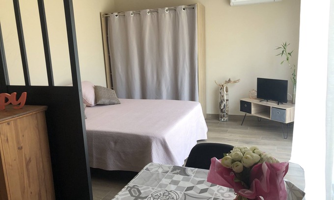 Corte Casa | pequeña y encantadora villa con aire acondicionado, amplio jardín y estacionamiento.