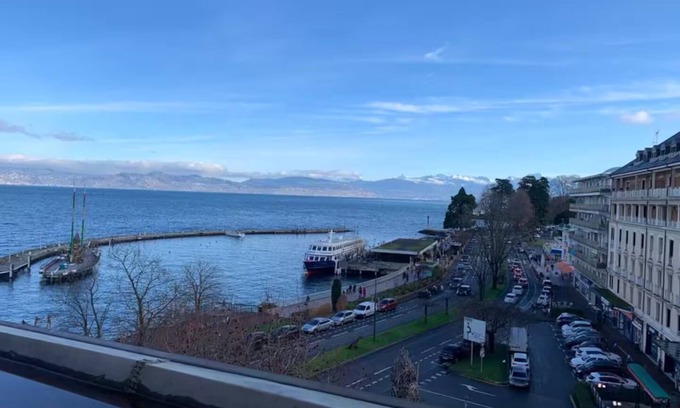 Evian-les-Bains Apartamento | Charming little studio with lake and mountain views from the bed.