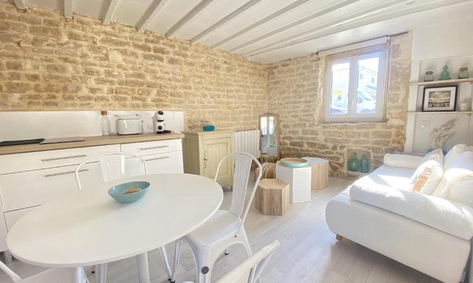 Luc-sur-Mer Casa | Charming little house with exposed stonework