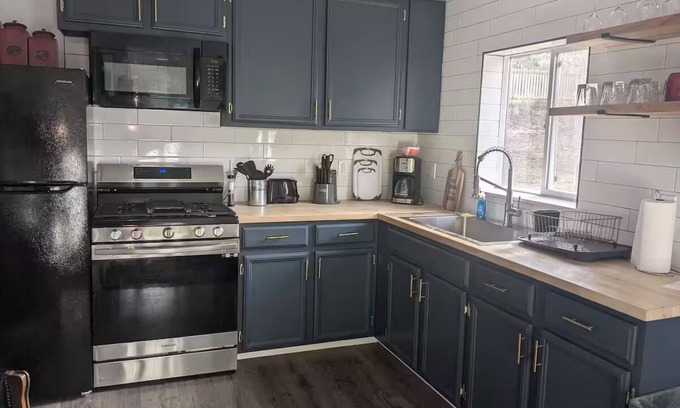 Kelseyville Cabina | Charming Loch Lomond 2-bedroom cabin