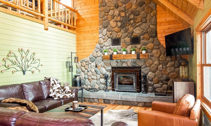Traverse City Casa | Charming Log Cabin, Lake Views and Kayaking