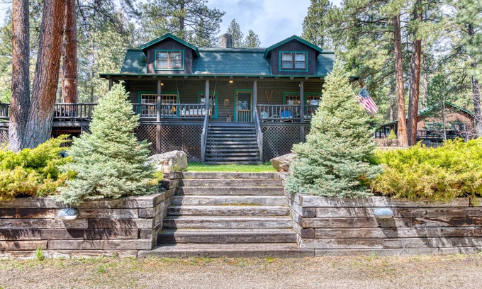Grantsdale Cabina | Charming Log Cabin close to Lake & Mountain Activities