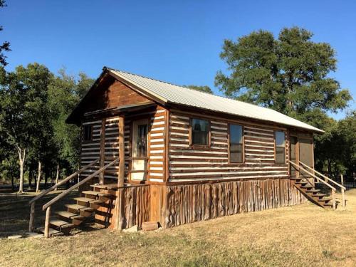 Prairie Lea Casa | Charming Log Cabin in Texas - Perfect Glamping Vacation on the San Marcos River near Kingsbury