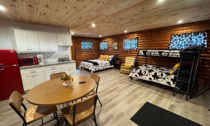 Cambridge Cabina | Charming themed log cabin with open layout and WiFi, central heat and a/c.