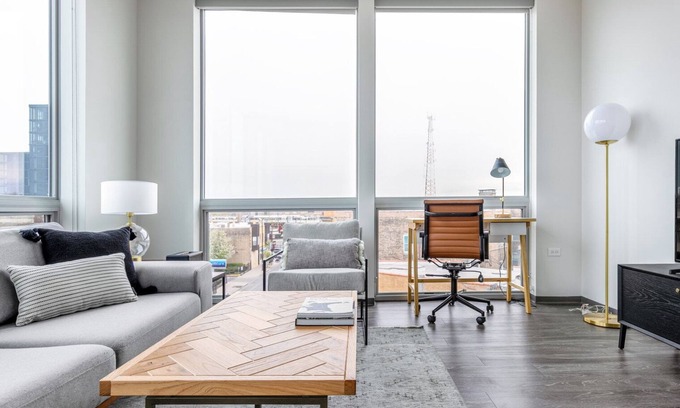 Logan Square Apartamento | Charming Logan Square 2BR w/ Gym, Roof Deck, 1 block to L, by Blueground