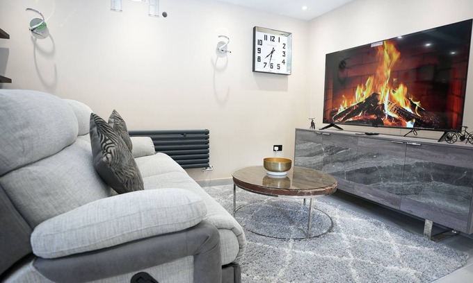 Harlesden Casa | Charming London House - Sleeps 5 & Outdoor Space