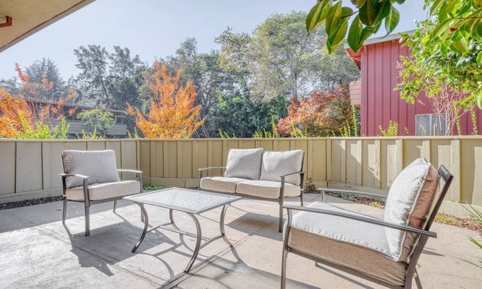 Los Gatos Apartamento | Charming Los Gatos 2BR w/ W/D & Pool, 10 mins to Netflix, by Blueground