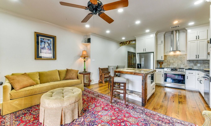 New Roads Apartamento | Charming Louisiana Getaway w/ Furnished Balcony!