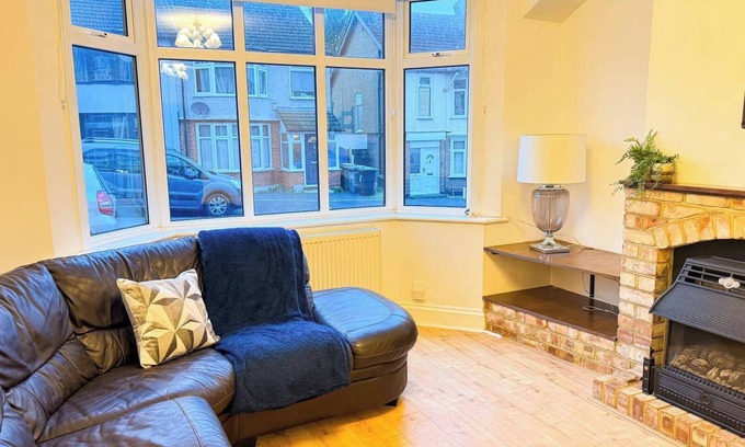 Luton Casa | Charming Luton Home for Families & Business Stays