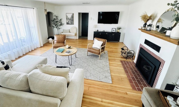 Raisin Otro | Charming, luxurious 3-bedroom Fresno County farmhouse w WIFI