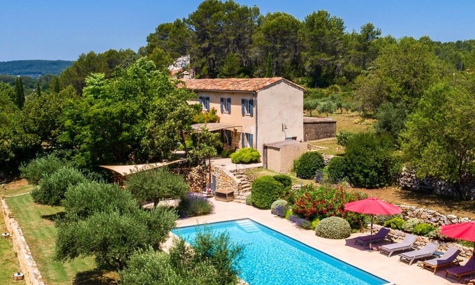Cotignac Casa | Encantadora y lujosa casa en Cotignac para 10 personas, 5 dormitorios, 3 baños, piscina.