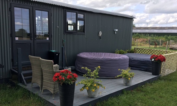Mattingley Cabina | Willowbank Wine Down. Tranquil Shepherds Hut
