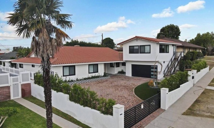 Ladera Heights Casa | Charming Luxury 3-bedroom house with Private Parking in welcoming Ladera Heights