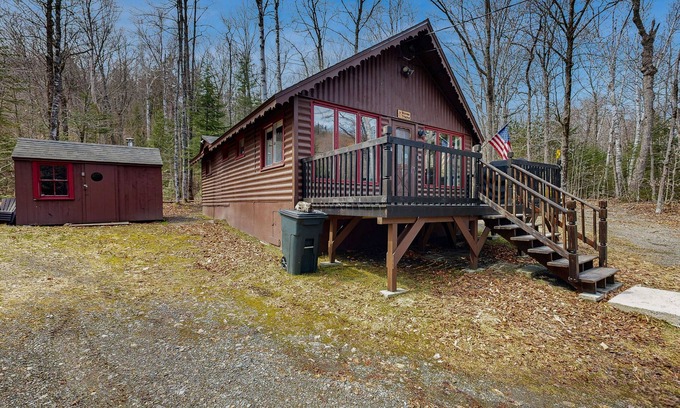 Greenville Cabina | Charming Maine cabin with wood stove, firepit, high-speed WiFi, grill, and deck