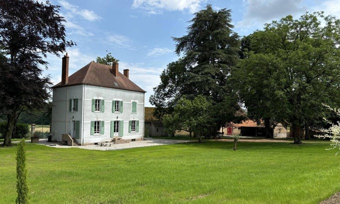 Jaligny-sur-Besbre Cabaña | Casa Señorial con Encanto, Spa, Parque y Actividades