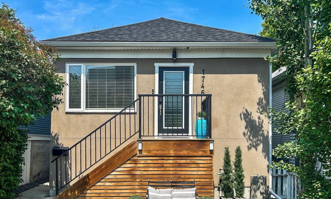 Marda Loop Casa | Charming Marda Loop Flathouse in Calgary - Pets welcome!