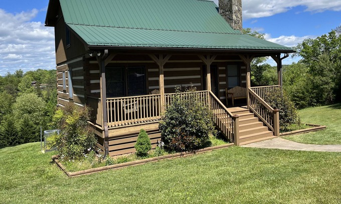 White Plains Cabina | Charming Mayberry Log Cabin minutes from Mount Airy