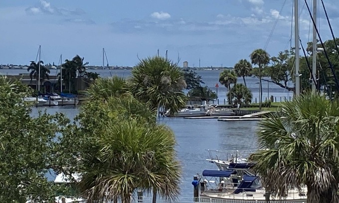 Camps Of Melbourne Condominio | Charming Melbourne Harbor retreat with great view of the harbor and Indian River