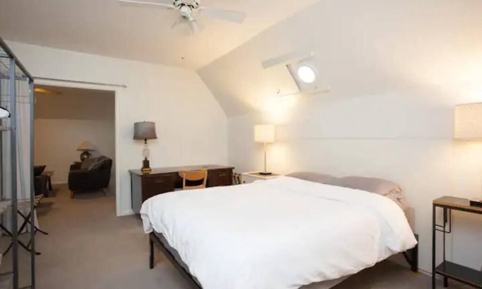 Vollintine-Evergreen Apartamento | Charming Mid-Century Apartment in Midtown