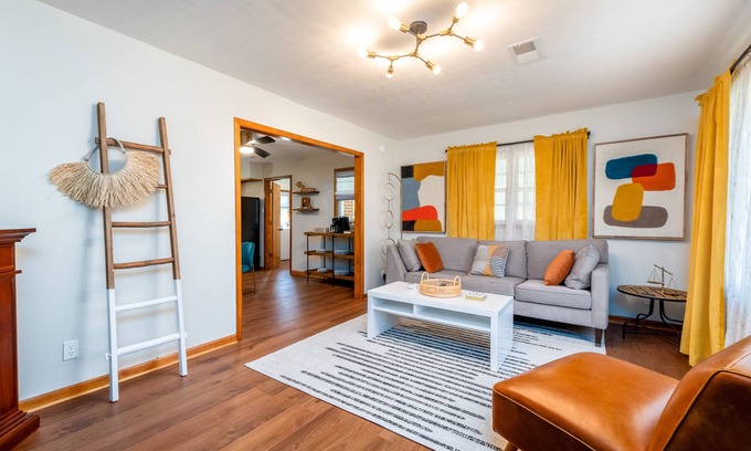 Parsons Casa | Convenient Mid Century Sleeps 6 in Parsons, TN