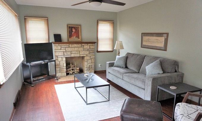 Aksarben - Elmwood Park Casa | Charming Mid-Century modern home - Historic Aksarben area