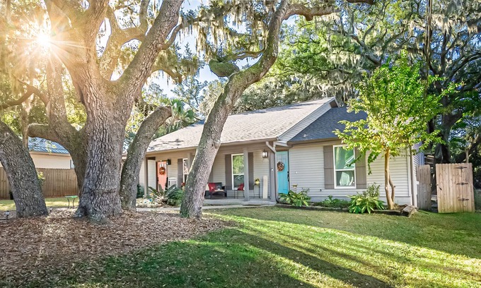 East Pensacola Heights Casa | Charming MidCentury Modern Retreat