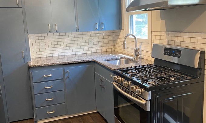Aksarben - Elmwood Park Casa | Charming midtown dog friendly house, minutes from CWS, Downtown, Zoo and more!