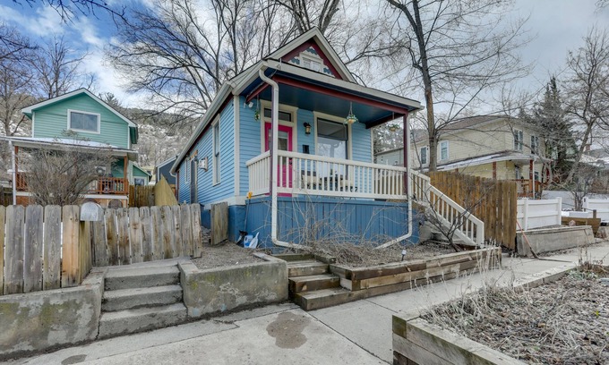 Glenwood Springs Cabaña | Charming Miners' Cottage: Downtown Glenwood Springs