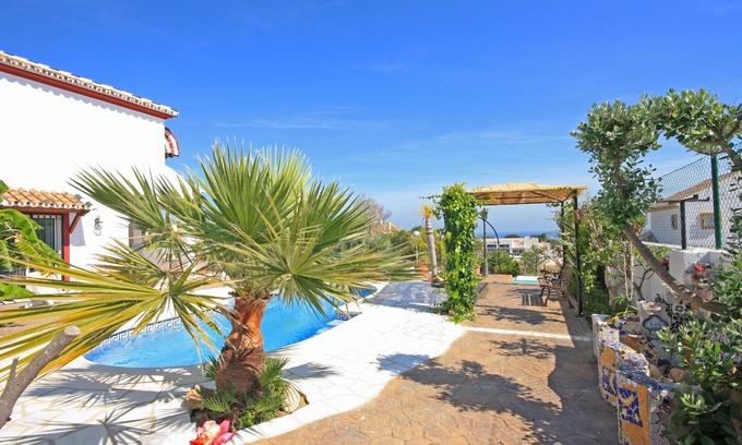 Calahonda Villa | Villa moderna con encanto con vistas al jardín, piscina y al mar