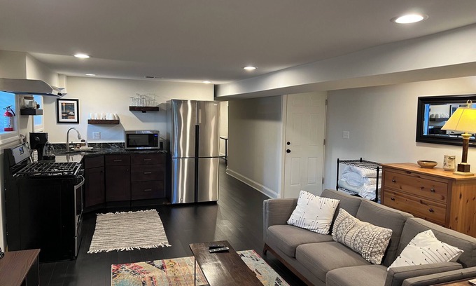 Pleasant Plains Apartamento | Charming, modern 1-bedroom apartment in Washington with WiFi, AC