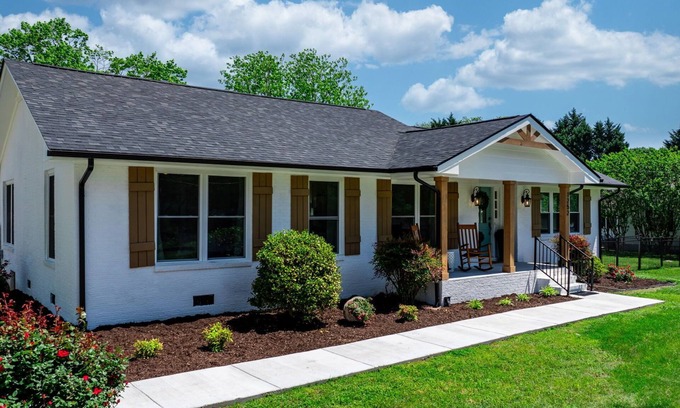 Conover Otro | Charming Modern 3-bedroom Farmhouse near Hickory on 1-acre