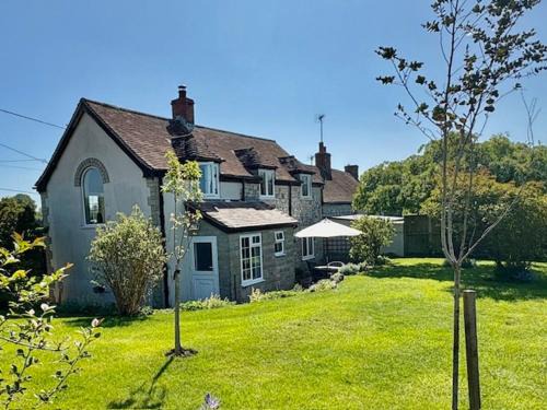 West Knoyle Casa | Charming modernized country cottage Near Mere, Wiltshire
