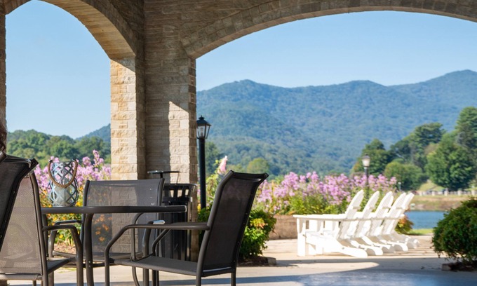 Lake Junaluska Cabina | Charming Mountain Oasis w/ Patio, Shared Pool, Tennis, WiFi & AC - Dogs Welcome