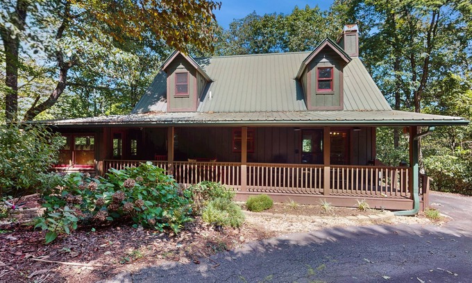 Screamer Mountain Cabina | Charming mountain cabin with scenic views and modern comforts